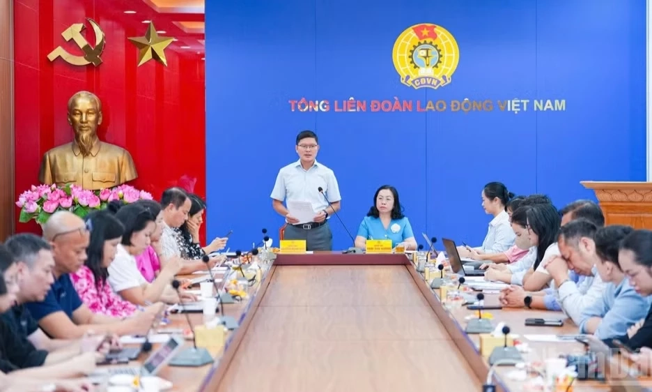 Lấy người lao động l&agrave;m trung t&acirc;m trong c&ocirc;ng t&aacute;c tuy&ecirc;n truyền
