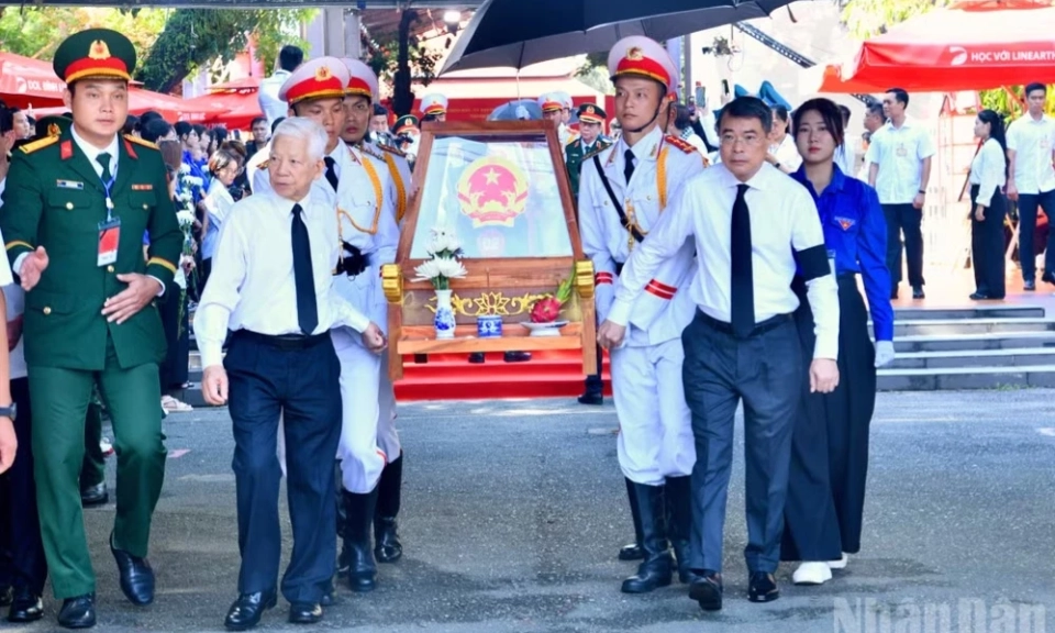 Thủ tướng L&ecirc; Minh Hưng dự Lễ viếng, truy điệu v&agrave; an t&aacute;ng h&agrave;i cốt liệt sĩ tại C&ocirc;ng vi&ecirc;n L&ecirc; Thị Ri&ecirc;ng