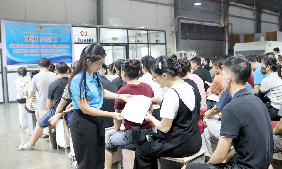 Tuy&ecirc;n truyền nghị quyết c&ocirc;ng đo&agrave;n v&agrave; ch&iacute;nh s&aacute;ch li&ecirc;n quan đến đo&agrave;n vi&ecirc;n, c&ocirc;ng đo&agrave;n, người lao động