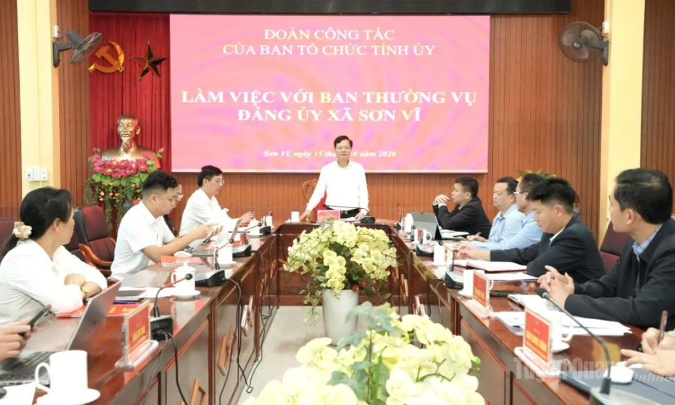 Trưởng ban Tổ chức Tỉnh ủy Trần Quang Minh l&agrave;m việc tại x&atilde; Sơn Vĩ