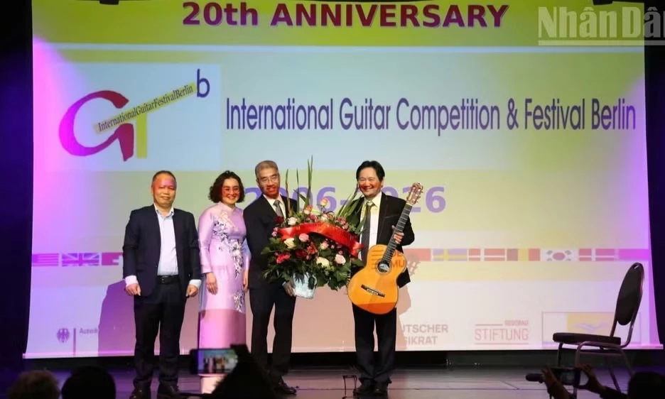 Giữa Berlin nghe tiếng đ&agrave;n guitar kể c&acirc;u chuyện văn h&oacute;a Việt Nam