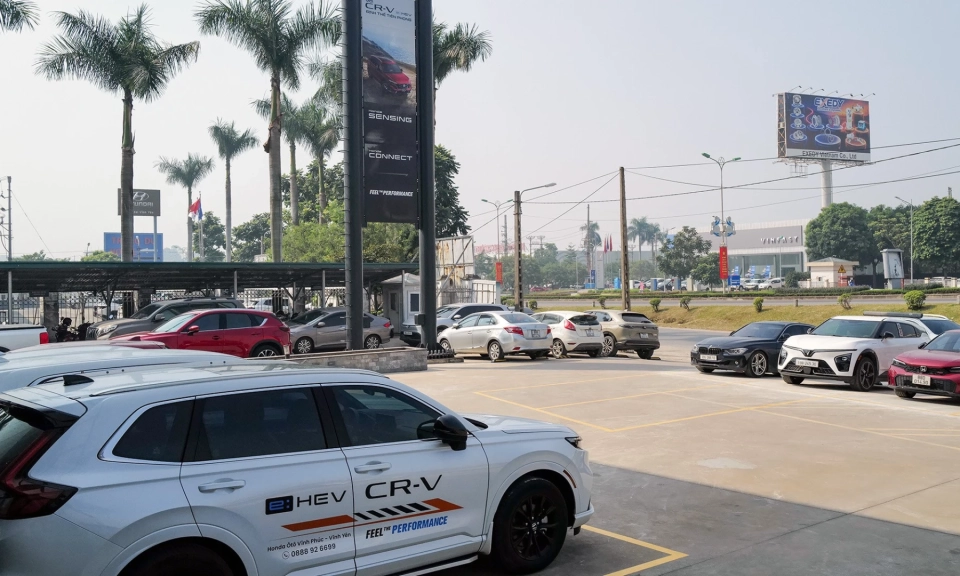 Ưu đ&atilde;i &ocirc; t&ocirc; th&aacute;ng 10: Cuộc đua k&iacute;ch cầu chưa hạ nhiệt