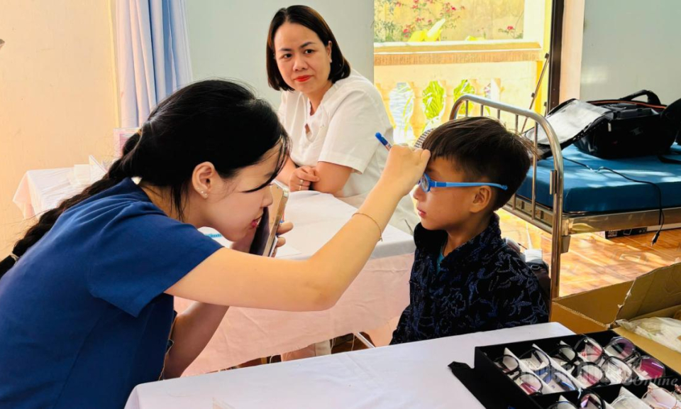 Gần 1.000 người d&acirc;n x&atilde; Lũng C&uacute; được kh&aacute;m v&agrave; cấp thuốc miễn ph&iacute;