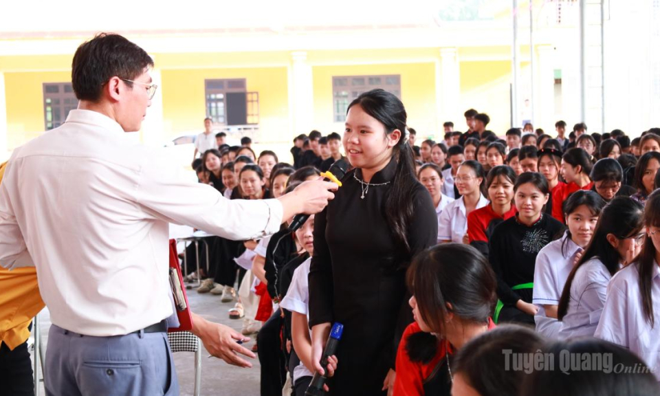 482 học sinh được tuy&ecirc;n truyền ph&aacute;p luật th&ocirc;ng qua Phi&ecirc;n t&ograve;a giả định