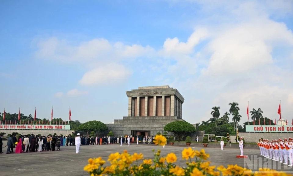[Ảnh] L&atilde;nh đạo Đảng, Nh&agrave; nước v&agrave; c&aacute;c đại biểu Quốc hội v&agrave;o Lăng viếng Chủ tịch Hồ Ch&iacute; Minh