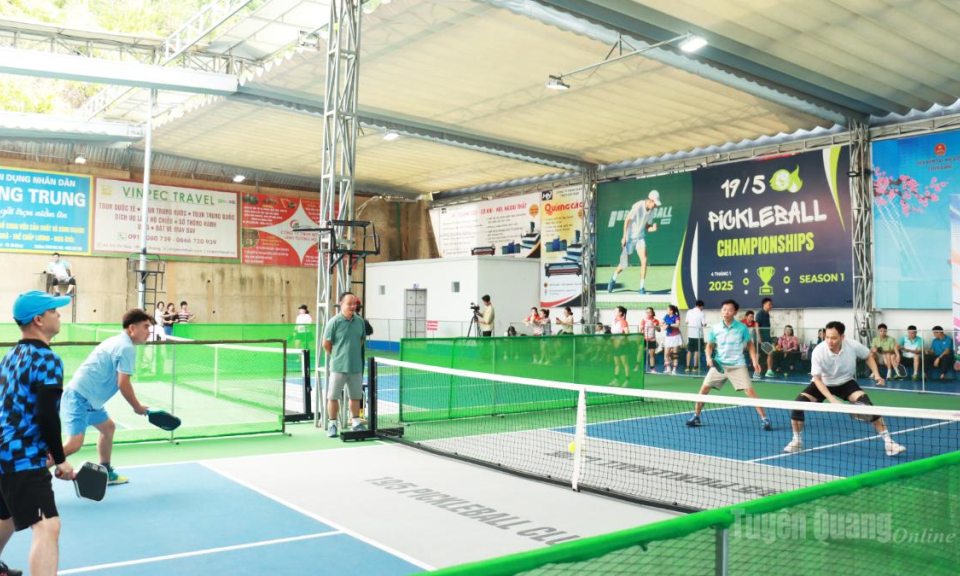 S&ocirc;i nổi Giải b&oacute;ng chuyền hơi v&agrave; pickleball ch&agrave;o mừng Ng&agrave;y Phụ nữ Việt Nam 20/10