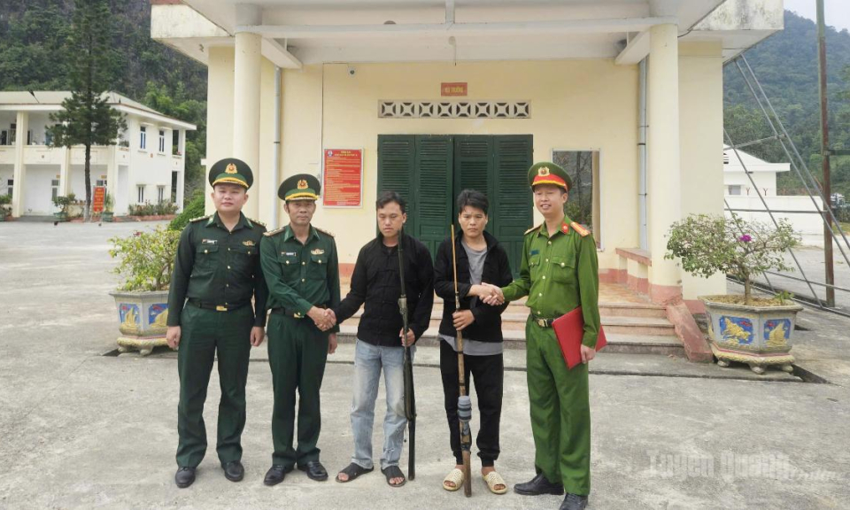 Tiếp nhận khẩu s&uacute;ng tự chế do người d&acirc;n tự nguyện giao nộp