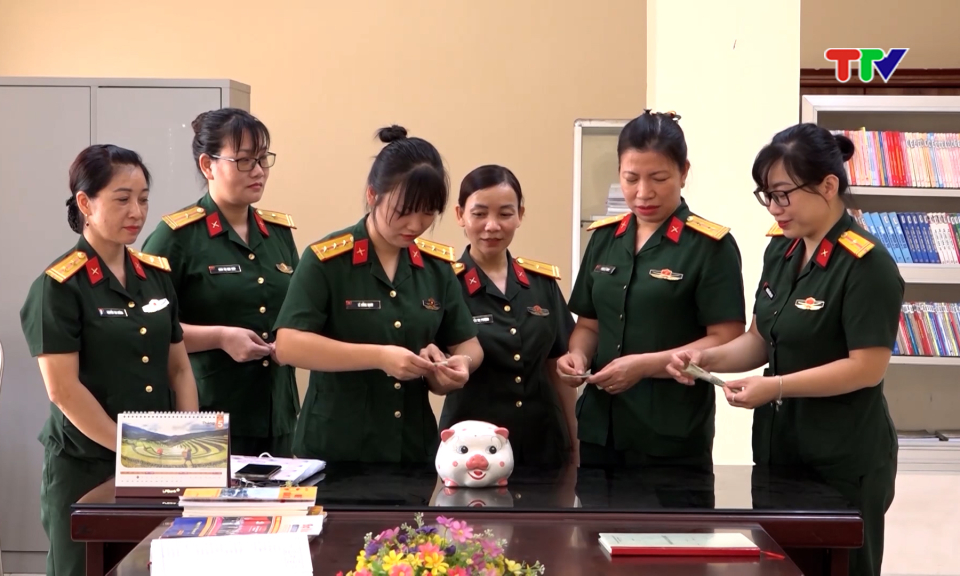Những b&ocirc;ng hồng mang tr&ecirc;n m&igrave;nh m&agrave;u xanh &aacute;o l&iacute;nh