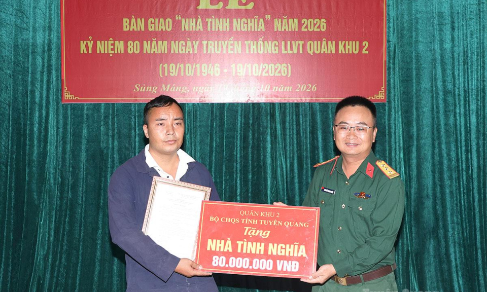 B&agrave;n giao nh&agrave; t&igrave;nh nghĩa cho gia đ&igrave;nh ch&iacute;nh s&aacute;ch tại x&atilde; Sủng M&aacute;ng