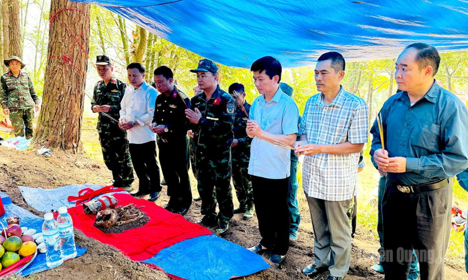 Quy tập 1 h&agrave;i cốt liệt sĩ tại x&atilde; Bạch Đ&iacute;ch