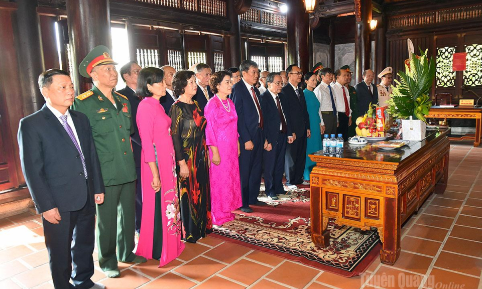 Đo&agrave;n Ban Chủ nhiệm C&acirc;u lạc bộ T&acirc;n Tr&agrave;o Tuy&ecirc;n Quang d&acirc;ng hương Chủ tịch Hồ Ch&iacute; Minh