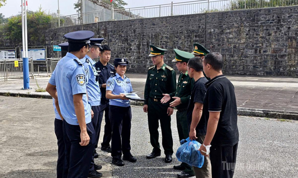 Đồn Bi&ecirc;n ph&ograve;ng Bản M&aacute;y trao trả 2 c&ocirc;ng d&acirc;n Trung Quốc nhập cảnh tr&aacute;i ph&eacute;p
