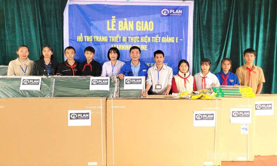 Văn ph&ograve;ng Plan Tuy&ecirc;n Quang hỗ trợ thiết bị chuyển đổi số gi&aacute;o dục tại x&atilde; Sủng M&aacute;ng