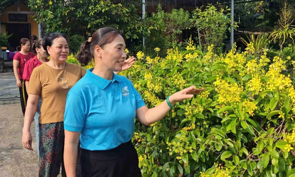 Những c&aacute;n bộ Phụ nữ cơ sở miệng n&oacute;i, tay l&agrave;m