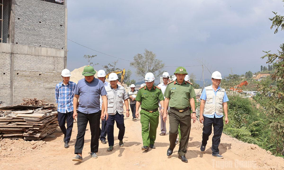 Kiểm tra tiến độ x&acirc;y dựng trường nội tr&uacute; x&atilde; Thắng Mố