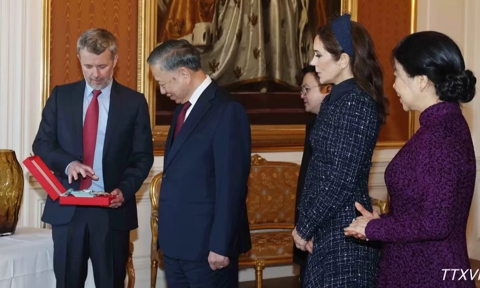 Tổng B&iacute; thư, Chủ tịch nước T&ocirc; L&acirc;m nhận Hu&acirc;n chương cao qu&yacute; của Vương quốc Đan Mạch