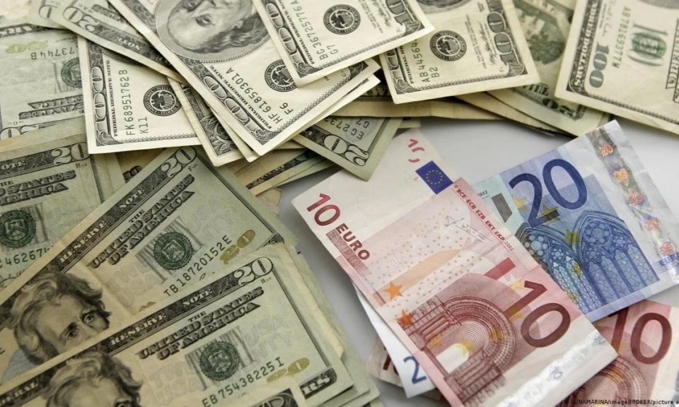 Đồng euro chịu sức &eacute;p từ bất ổn ch&iacute;nh trị tại Ph&aacute;p v&agrave; gi&aacute; năng lượng cao