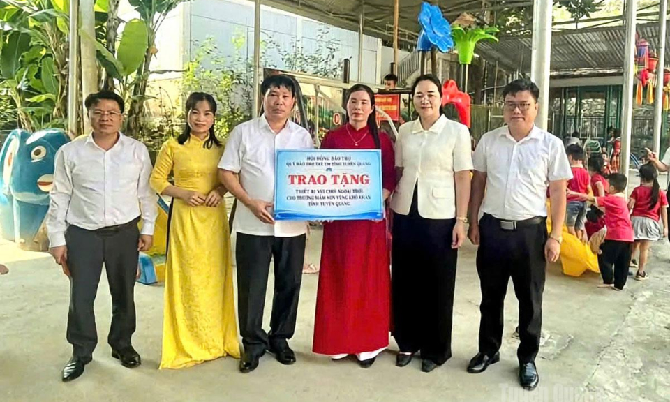 Trao tặng thiết bị vui chơi cho trẻ em Mầm non Minh Quang