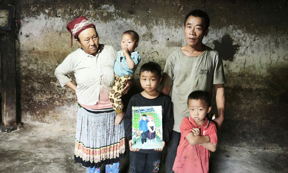 Ba ch&aacute;u mồ c&ocirc;i kh&aacute;t khao một v&ograve;ng tay y&ecirc;u thương