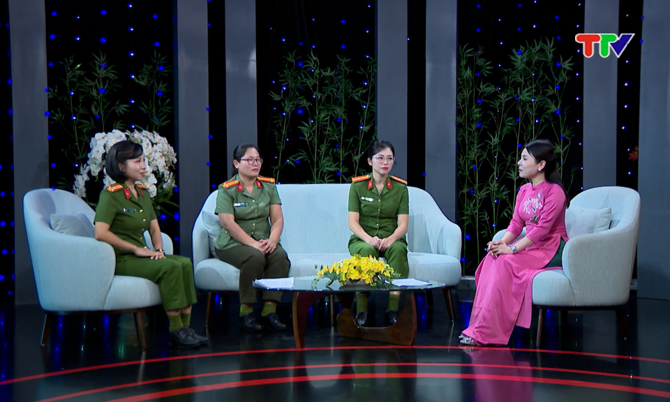 Tọa đ&agrave;m| Những b&ocirc;ng hồng sau sắc phục xanh