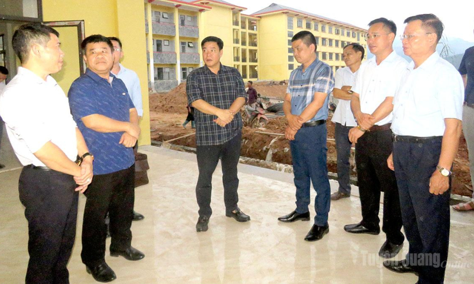 Đồng ch&iacute; Ho&agrave;ng Gia Long kiểm tra tiến độ thi c&ocirc;ng Trường Phổ th&ocirc;ng nội tr&uacute; Tiểu học v&agrave; THCS P&agrave; Vầy Sủ