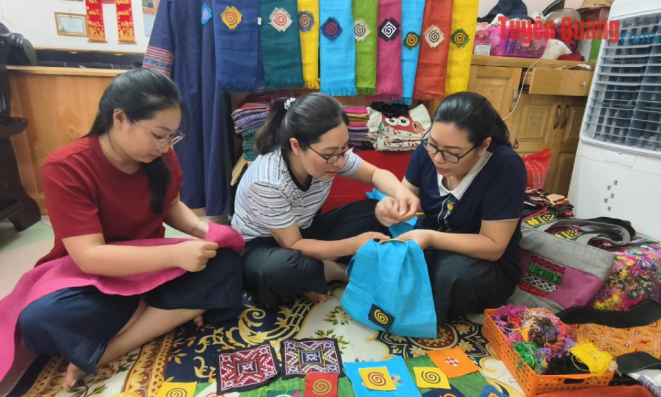 Người giữ hồn thổ cẩm nơi phố thị