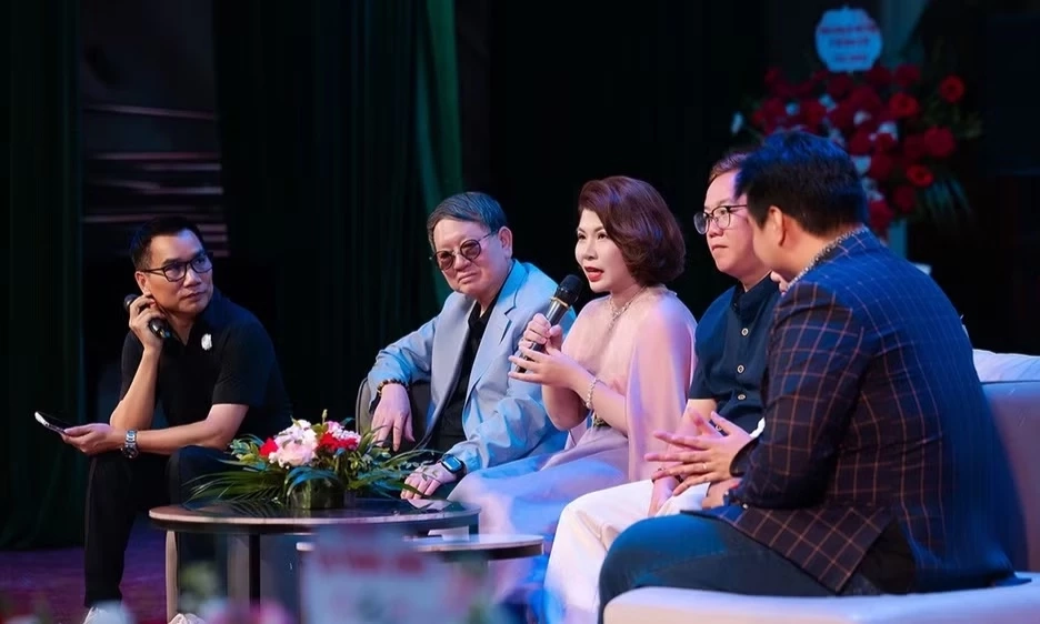 Trung t&aacute;, Chủ nhiệm khoa Thanh nhạc, Trường Đại học Văn h&oacute;a Nghệ thuật Qu&acirc;n đội t&ocirc;n vinh t&igrave;nh mẫu tử qua MV mới