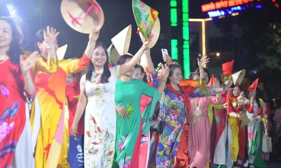 Phu nh&acirc;n đại sứ v&agrave; h&agrave;nh tr&igrave;nh lan tỏa gi&aacute; trị di sản H&agrave; Nội
