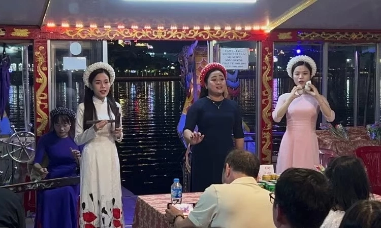 Huế đẩy mạnh quảng b&aacute; văn h&oacute;a ra quốc tế