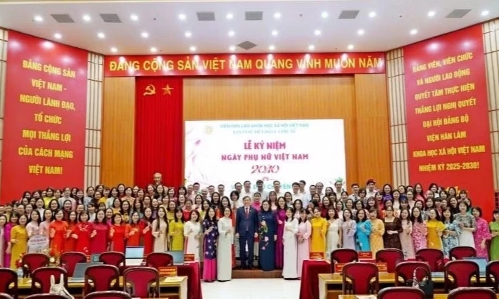 Viện H&agrave;n l&acirc;m Khoa học x&atilde; hội Việt Nam t&ocirc;n vinh những đ&oacute;ng g&oacute;p của phụ nữ