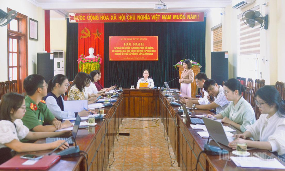 N&acirc;ng cao năng lực đội ngũ tập huấn vi&ecirc;n h&ograve;a giải ở cơ sở