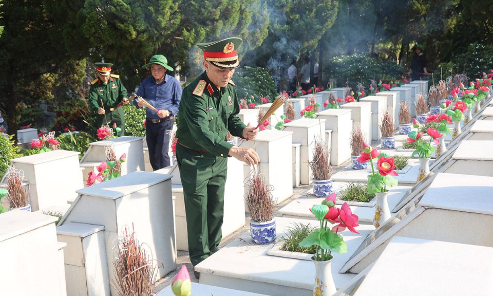 Đo&agrave;n c&ocirc;ng t&aacute;c Trung ương Hội Cựu chiến binh Việt Nam viếng Nghĩa trang Liệt sĩ quốc gia Vị Xuy&ecirc;n