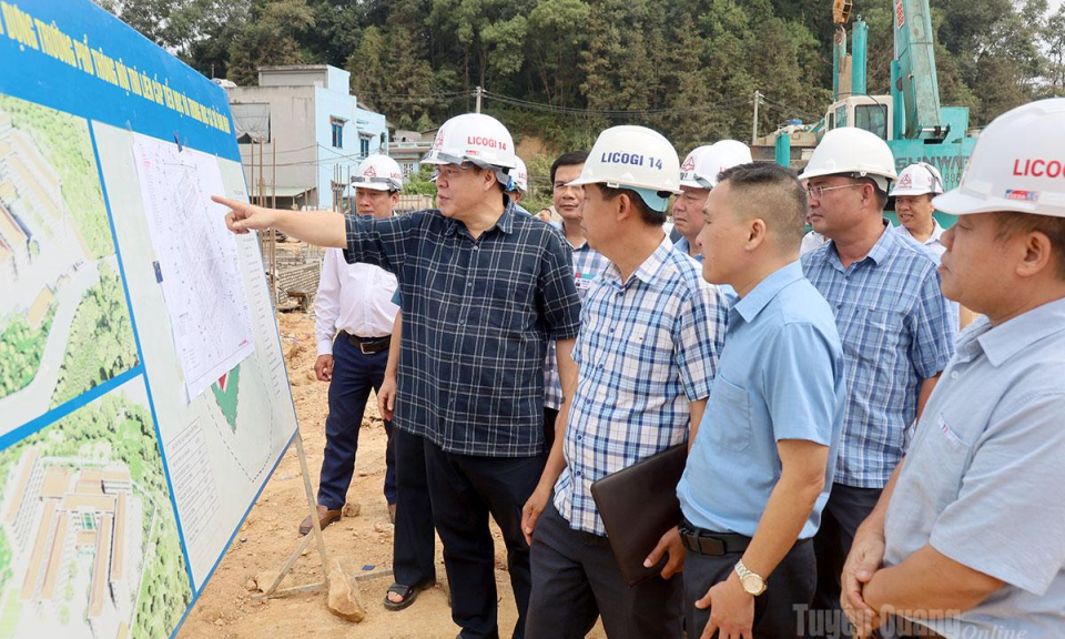 Ph&oacute; Chủ tịch UBND tỉnh Ho&agrave;ng Gia Long kiểm tra tiến độ x&acirc;y dựng c&aacute;c trường PTNT li&ecirc;n cấp