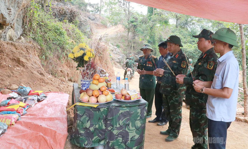 Qu&acirc;n khu 2 kiểm tra c&ocirc;ng t&aacute;c t&igrave;m kiếm, quy tập h&agrave;i cốt liệt sĩ tại x&atilde; Thanh Thủy