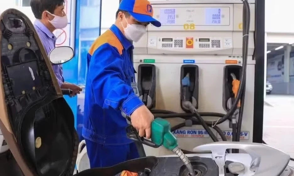 Khẩn trương tr&igrave;nh Ch&iacute;nh phủ dự thảo Nghị định thay thế Nghị định 83 về kinh doanh xăng dầu trước 10/11/2026
