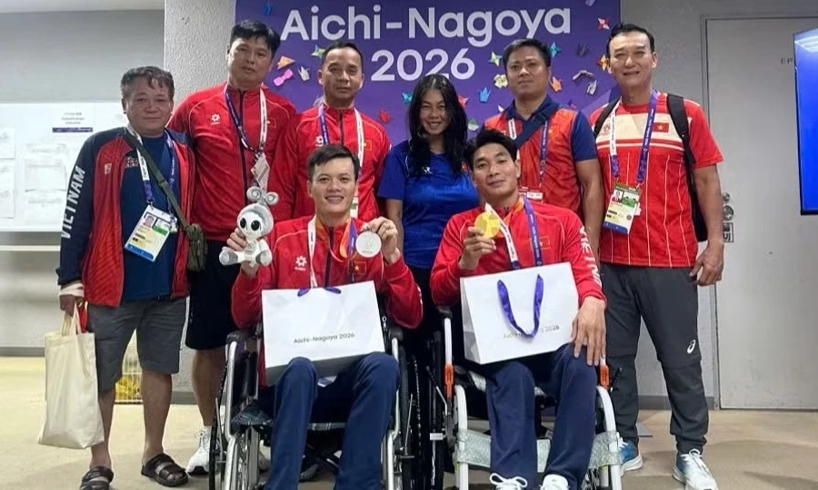 Bộ trưởng Văn h&oacute;a, Thể thao v&agrave; Du lịch ch&uacute;c mừng tấm Huy chương V&agrave;ng đầu ti&ecirc;n của Thể thao người khuyết tật Việt Nam