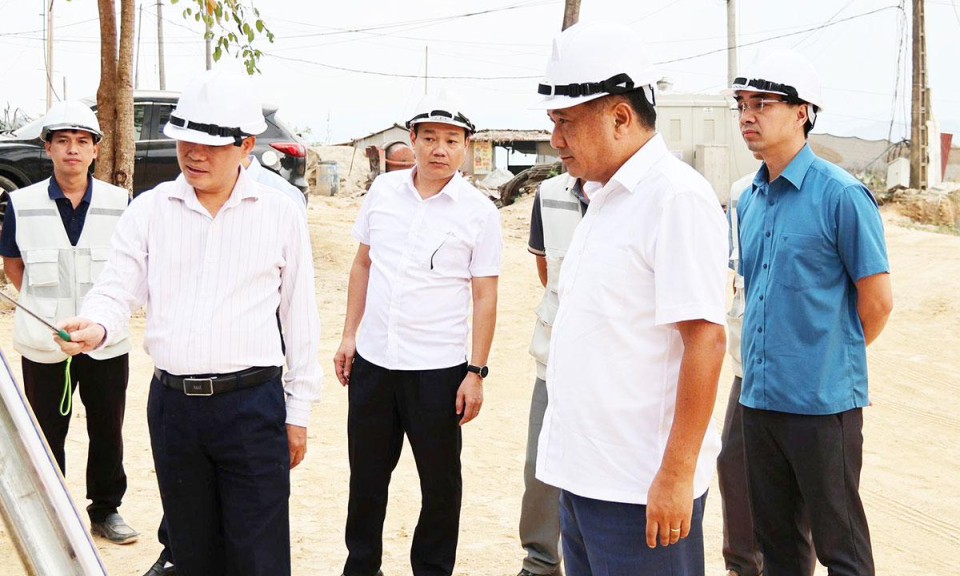 Ph&oacute; Chủ tịch Thường trực HĐND tỉnh Hầu Minh Lợi l&agrave;m việc với x&atilde; C&aacute;n Tỷ