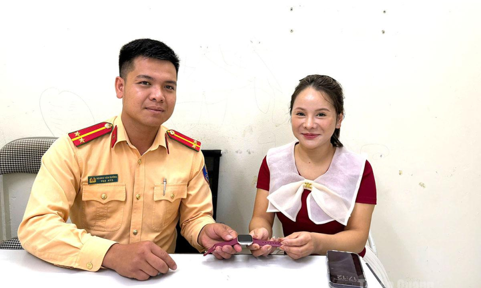 Trung &uacute;y CSGT nhặt được của rơi, trả lại người đ&aacute;nh mất
