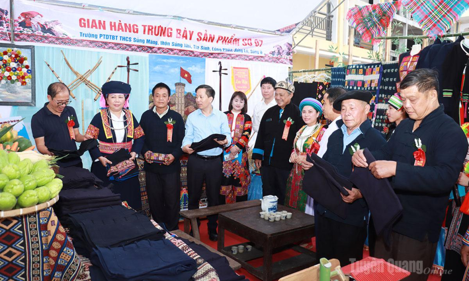 Sủng M&aacute;ng rộn r&agrave;ng ng&agrave;y hội sắc m&agrave;u văn h&oacute;a