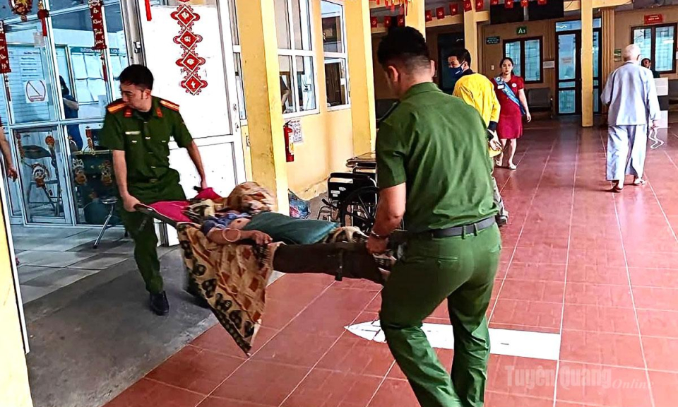 C&ocirc;ng an x&atilde; Th&ocirc;ng Nguy&ecirc;n hỗ trợ đưa người d&acirc;n đi cấp cứu