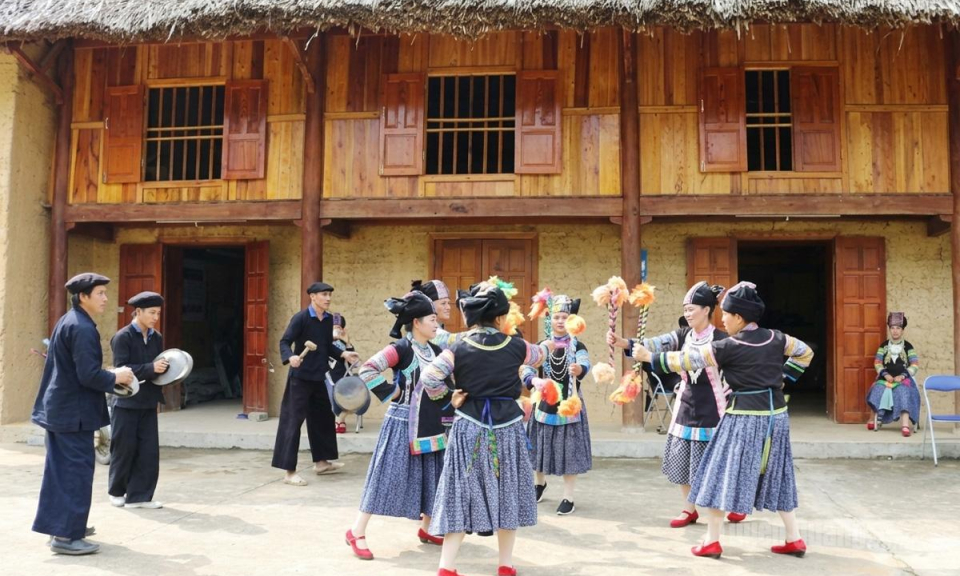 Vũ điệu văn h&oacute;a của người Bố Y