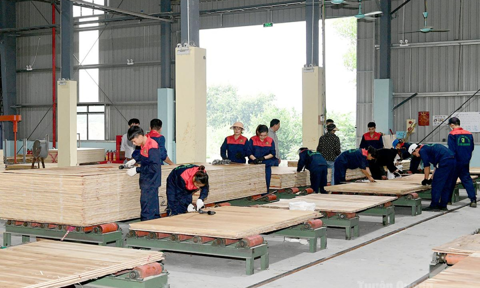 Doanh nghiệp nỗ lực vượt kh&oacute;, tăng tốc sản xuất cuối năm