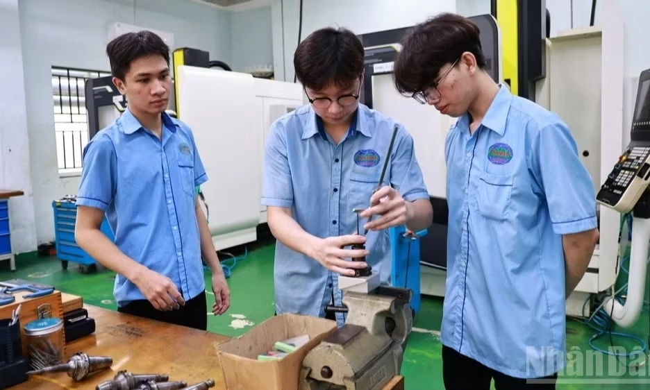 Cảnh b&aacute;o xe kh&aacute;ch giả mạo chở sinh vi&ecirc;n đi bi&ecirc;n giới Campuchia