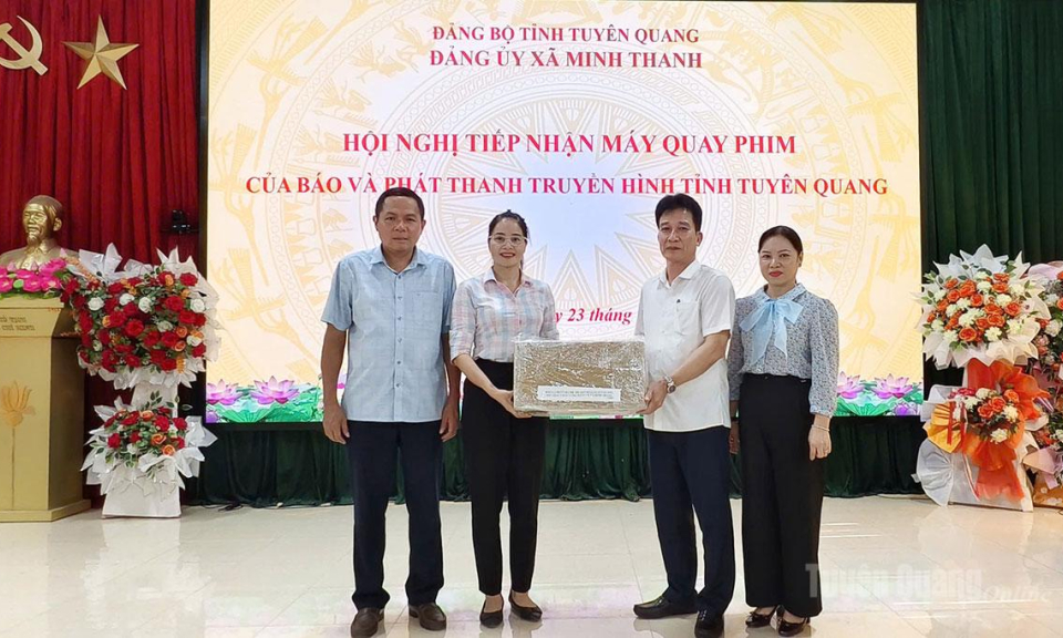 B&aacute;o v&agrave; ph&aacute;t thanh, truyền h&igrave;nh Tuy&ecirc;n Quang trao tặng camera cho x&atilde; Minh Thanh