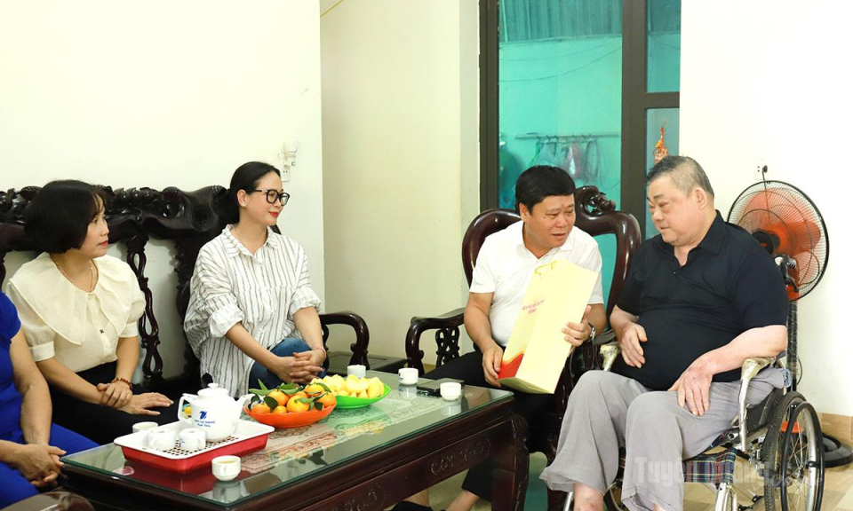 B&aacute;o v&agrave; ph&aacute;t thanh, truyền h&igrave;nh Tuy&ecirc;n Quang thăm, tặng qu&agrave; nguy&ecirc;n l&atilde;nh đạo nh&acirc;n kỷ niệm 50 năm ph&aacute;t s&oacute;ng chương tr&igrave;nh ph&aacute;t thanh đầu ti&ecirc;n