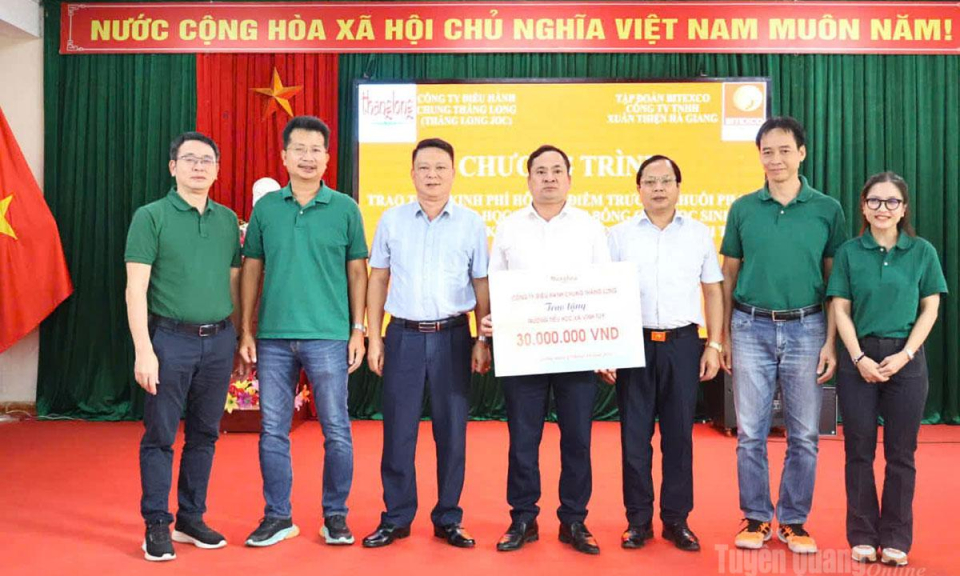 Trao y&ecirc;u thương, tiếp sức học sinh kh&oacute; khăn tại Vĩnh Tuy