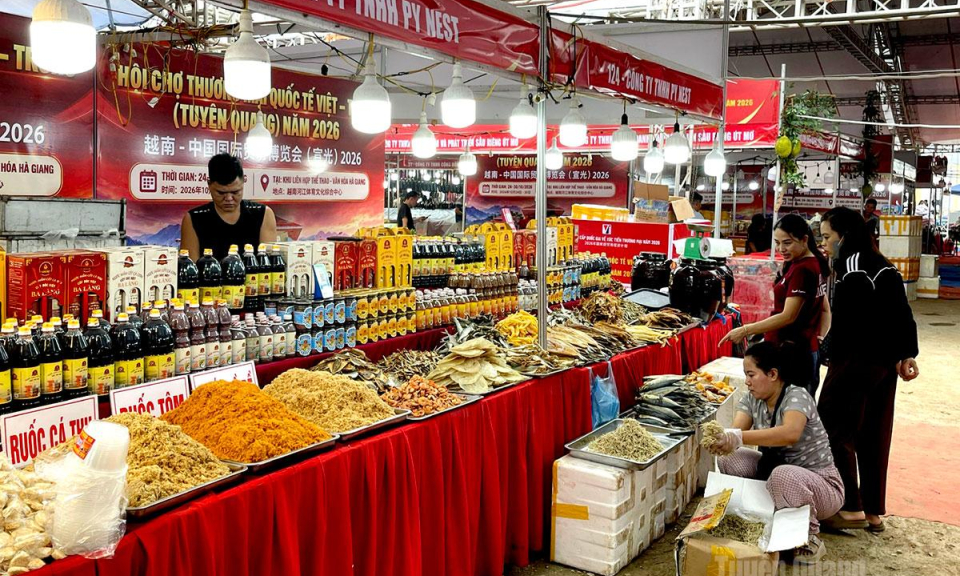 Tấp nập h&agrave;ng h&oacute;a chuẩn bị cho Lễ khai mạc Hội chợ Thương mại Quốc tế Việt - Trung năm 2026