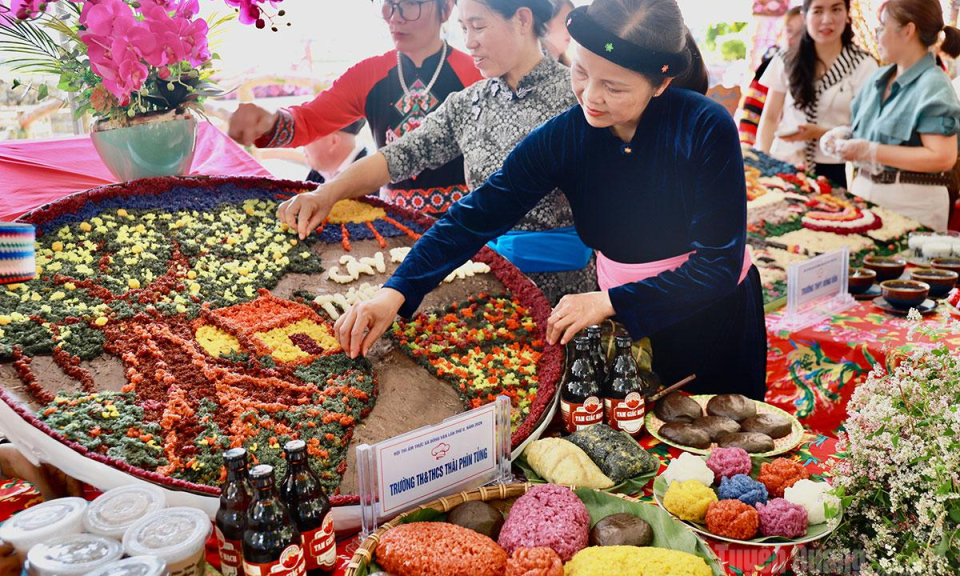 Hội thi l&agrave;m b&aacute;nh truyền thống x&atilde; Đồng Văn lần thứ II