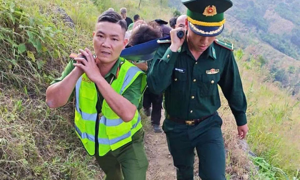 Kịp thời hỗ trợ du kh&aacute;ch gặp nạn tại điểm Cực Bắc