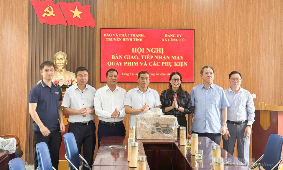 B&aacute;o v&agrave; ph&aacute;t thanh, truyền h&igrave;nh Tuy&ecirc;n Quang trao tặng camera cho x&atilde; Lũng C&uacute;